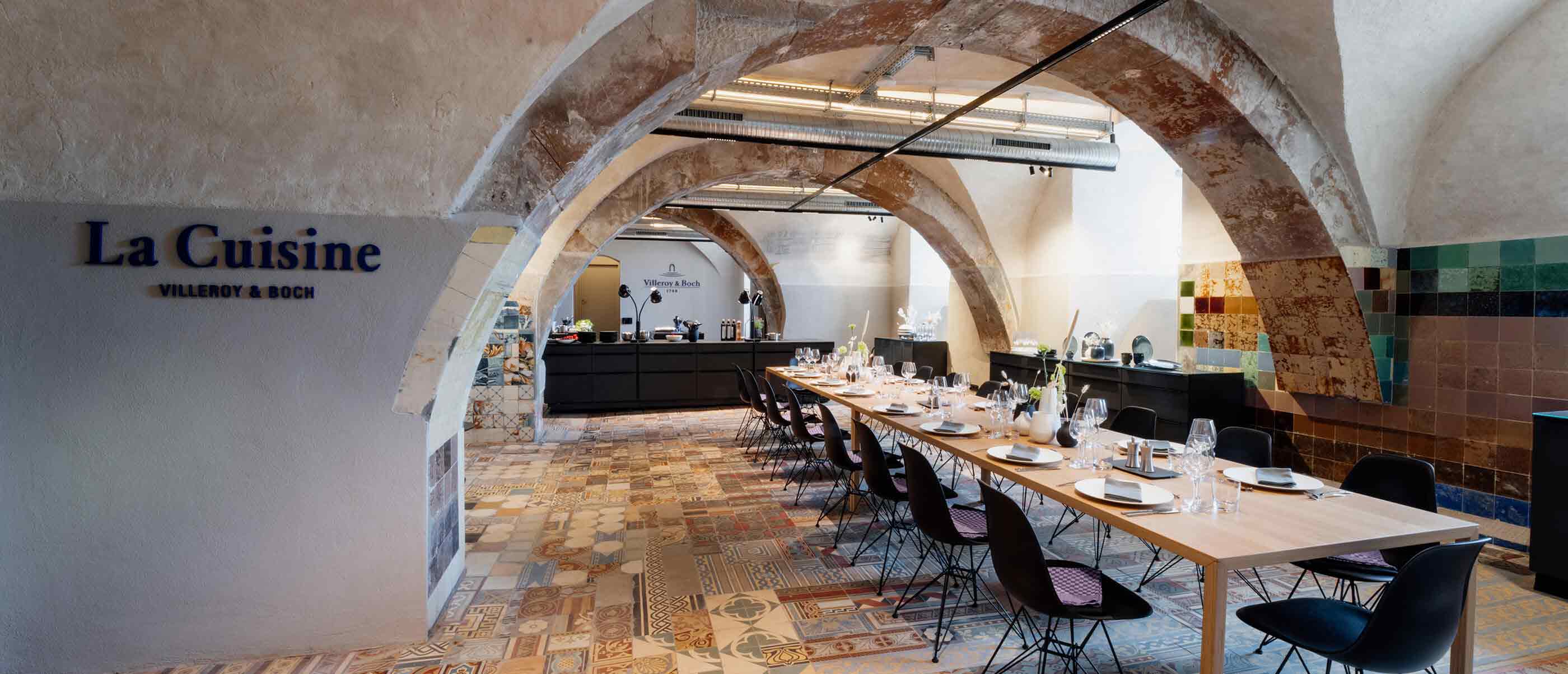 Das Kochstudio liegt im historischen Gewölbekeller, der ehemals als Farblabor genutzt wurde.