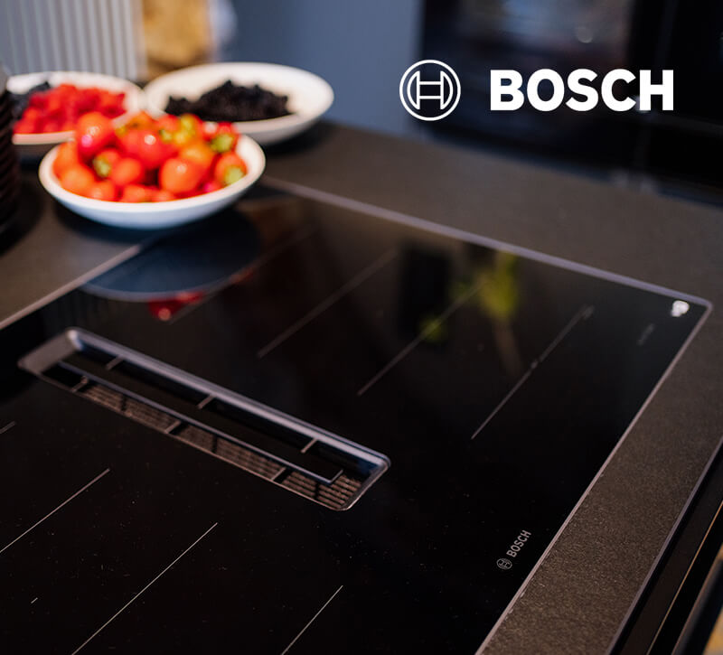 Unser Herd von Bosch ist mit einer praktischen, integrierten Dunstabzugshaube ausgestattet. 