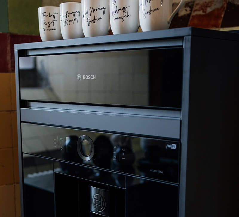 Der Kaffeevollautomat unseres Partners Bosch serviert auf Knopfdruck Ihr Lieblingsgetränk.