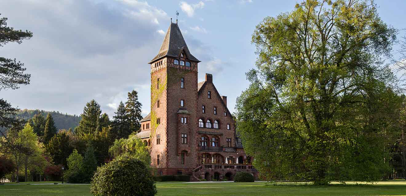Das Schloss Saareck bietet eine Übernachtungsmöglichkeit direkt in der Nähe. 